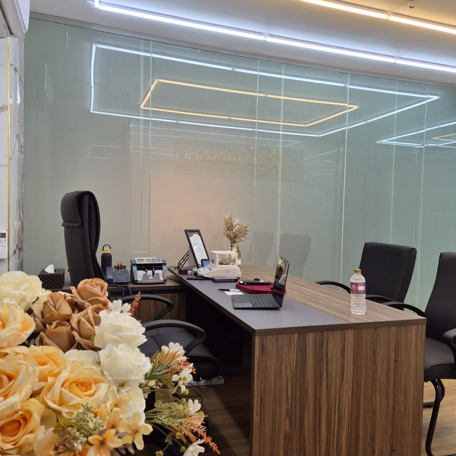 Gold buying office and valuation desk at Ran Lanka Mount Lavinia